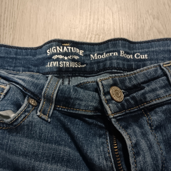 Levi's Classic Blue Boot Cut Jeans Timeless Style - Picture 2 of 3